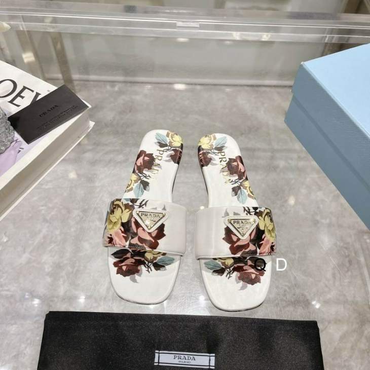 Picture of Prada Slippers _SKUPradasz35-40GDT0601180